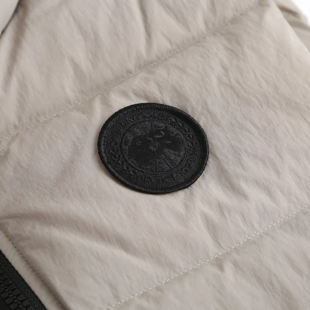 P710 [Exclusive supply] Canada Goose Black Label Badge Down Vest (Khaki) The high-quality filling is made of 90 national standard high-quality white duck down, selected high-loft velvet, weighing 160g, light and warm, with excellent temperature locking performance and good resilience. The fabric is made of high-quality protective nylon fabric, which not only enhances the wear resistance of the surface, but also takes into account wind resistance, ensuring excellent performance in various harsh weather conditions. Three-dimensional quilting technology and precise thread reinforcement prevent lint from being drilled and ensure that the fluffy and resilient elasticity lasts like new. The ribbon is woven with polyester as the base, and the brand letters are decorated on the ribbon through high-precision computer embroidery. The edges of the pattern are clear, the stitches are fine and even, and multiple layers of embroidery thread are stacked to enhance the three-dimensional effect. Size:S-M-L-XL